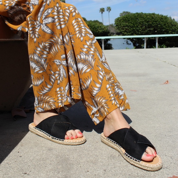 🚨//The Elinore// Black vegan suede Sandal - Picture 3 of 8